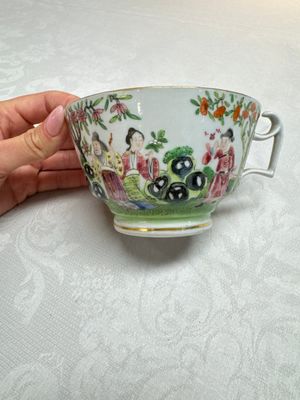 A Chinese Canton famille rose cup and saucer with figures in a garden, 19th C. — 照片 2