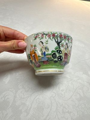 A Chinese Canton famille rose cup and saucer with figures in a garden, 19th C. — 照片 3