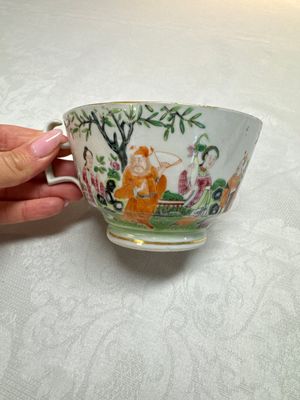 A Chinese Canton famille rose cup and saucer with figures in a garden, 19th C. — 照片 4