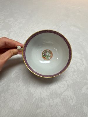 A Chinese Canton famille rose cup and saucer with figures in a garden, 19th C. — 照片 5