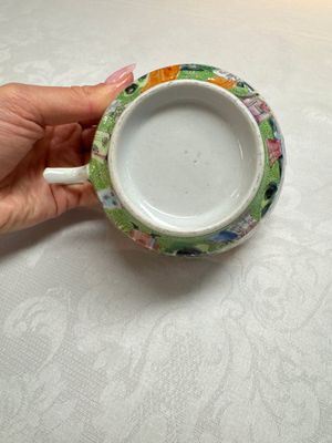 A Chinese Canton famille rose cup and saucer with figures in a garden, 19th C. — 照片 6