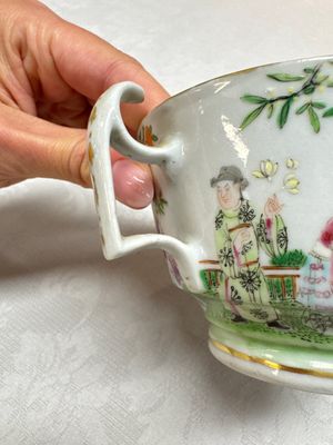 A Chinese Canton famille rose cup and saucer with figures in a garden, 19th C. — 照片 7