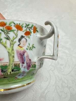A Chinese Canton famille rose cup and saucer with figures in a garden, 19th C. — 照片 9