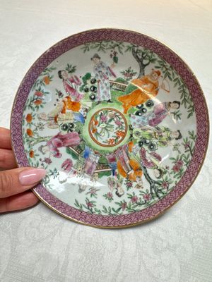 A Chinese Canton famille rose cup and saucer with figures in a garden, 19th C. — 照片 10