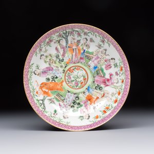 A Chinese Canton famille rose cup and saucer with figures in a garden, 19th C. — 照片 2