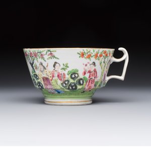 A Chinese Canton famille rose cup and saucer with figures in a garden, 19th C. — 照片 4