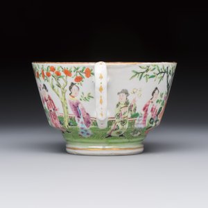 A Chinese Canton famille rose cup and saucer with figures in a garden, 19th C. — 照片 5