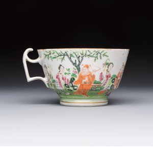 A Chinese Canton famille rose cup and saucer with figures in a garden, 19th C. — 照片 6