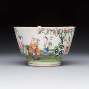 A Chinese Canton famille rose cup and saucer with figures in a garden, 19th C. — 照片 7