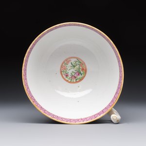 A Chinese Canton famille rose cup and saucer with figures in a garden, 19th C. — 照片 8