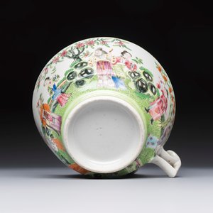 A Chinese Canton famille rose cup and saucer with figures in a garden, 19th C. — 照片 9