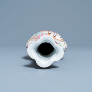A Chinese Canton famille rose dish and a vase, 19th C. — 照片 8