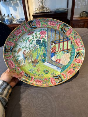 A Chinese Canton famille rose dish with a lady, servant and pheasants, 19th C. — foto 1