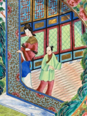 A Chinese Canton famille rose dish with a lady, servant and pheasants, 19th C. — foto 2