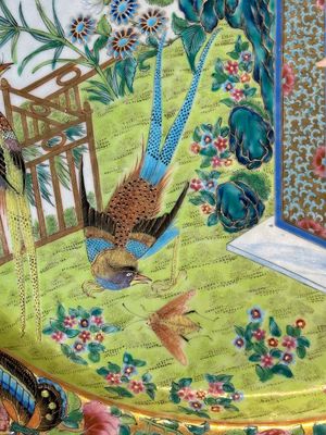 A Chinese Canton famille rose dish with a lady, servant and pheasants, 19th C. — foto 3
