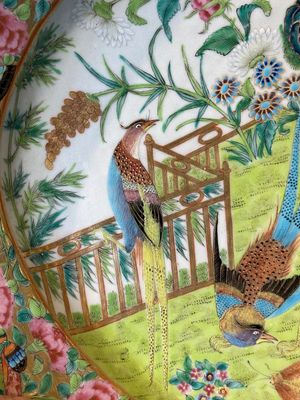 A Chinese Canton famille rose dish with a lady, servant and pheasants, 19th C. — foto 4