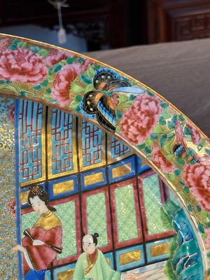 A Chinese Canton famille rose dish with a lady, servant and pheasants, 19th C. — foto 6