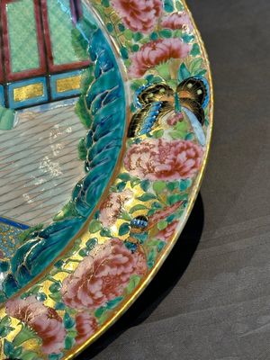 A Chinese Canton famille rose dish with a lady, servant and pheasants, 19th C. — foto 7