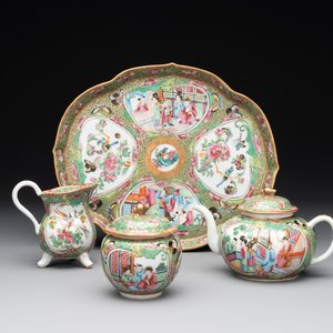 A Chinese Canton famille rose four-piece tea service, 19th C. — photo 1