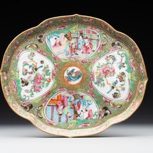 A Chinese Canton famille rose four-piece tea service, 19th C. — photo 2
