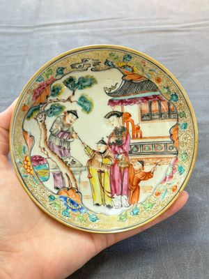 A Chinese Canton famille rose gilt-decorated covered cup and saucer, Qianlong — 照片 1
