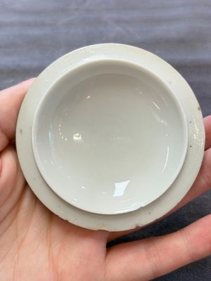 A Chinese Canton famille rose gilt-decorated covered cup and saucer, Qianlong — 照片 12