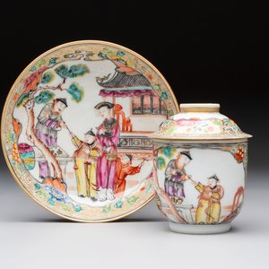 A Chinese Canton famille rose gilt-decorated covered cup and saucer, Qianlong — 照片 1