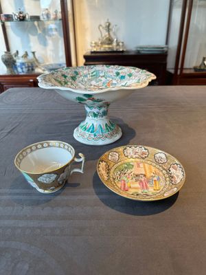 A Chinese Canton famille rose gilt-decorated cup and saucer and a famille verte tazza, 19th C. — photo 1