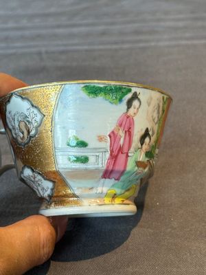 A Chinese Canton famille rose gilt-decorated cup and saucer and a famille verte tazza, 19th C. — photo 12