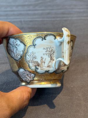 A Chinese Canton famille rose gilt-decorated cup and saucer and a famille verte tazza, 19th C. — photo 14