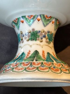 A Chinese Canton famille rose gilt-decorated cup and saucer and a famille verte tazza, 19th C. — photo 29