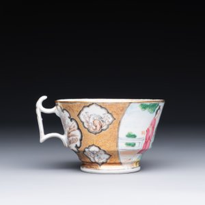 A Chinese Canton famille rose gilt-decorated cup and saucer and a famille verte tazza, 19th C. — photo 6