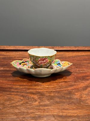A Chinese Canton famille rose gilt-decorated cup and stand with flowers and butterflies, 19th C. — photo 1
