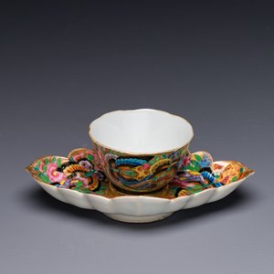 A Chinese Canton famille rose gilt-decorated cup and stand with flowers and butterflies, 19th C. — photo 2