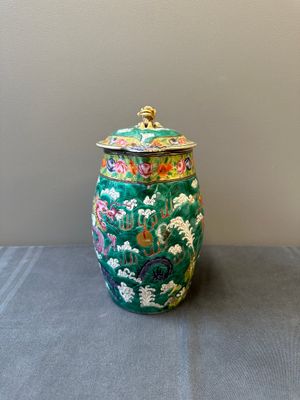 A Chinese Canton famille rose green-ground 'dragon' jug and a 'Seven Sages of the Bamboo Grove' plate, 19th C. — 照片 13