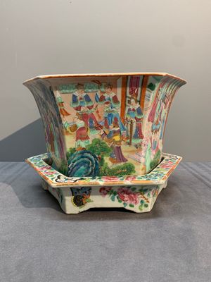 A Chinese Canton famille rose hexagonal jardinière and stand with narrative design, 19th C. — photo 1