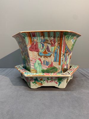 A Chinese Canton famille rose hexagonal jardinière and stand with narrative design, 19th C. — photo 2
