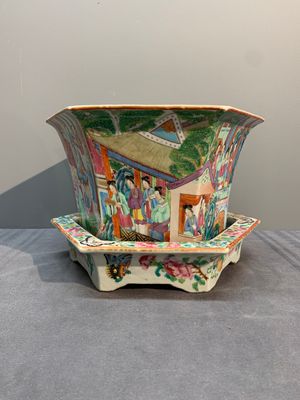 A Chinese Canton famille rose hexagonal jardinière and stand with narrative design, 19th C. — photo 3