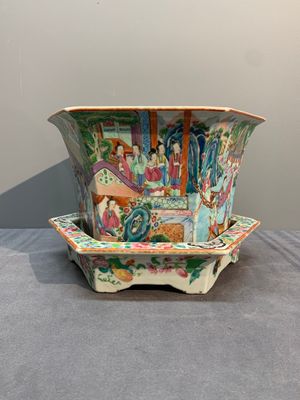 A Chinese Canton famille rose hexagonal jardinière and stand with narrative design, 19th C. — photo 4