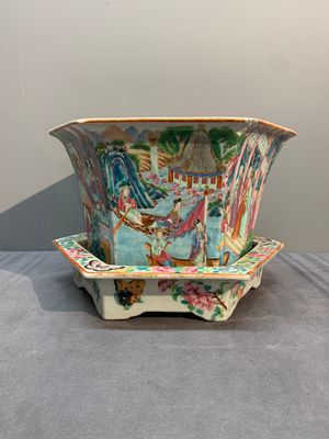A Chinese Canton famille rose hexagonal jardinière and stand with narrative design, 19th C. — photo 5