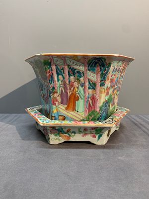 A Chinese Canton famille rose hexagonal jardinière and stand with narrative design, 19th C. — photo 6