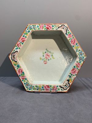 A Chinese Canton famille rose hexagonal jardinière and stand with narrative design, 19th C. — photo 7