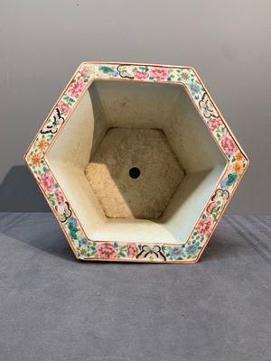 A Chinese Canton famille rose hexagonal jardinière and stand with narrative design, 19th C. — photo 9