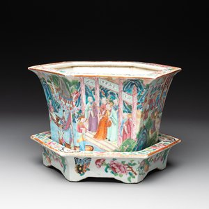 A Chinese Canton famille rose hexagonal jardinière and stand with narrative design, 19th C. — photo 1