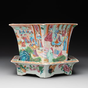 A Chinese Canton famille rose hexagonal jardinière and stand with narrative design, 19th C. — photo 2
