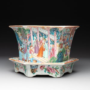 A Chinese Canton famille rose hexagonal jardinière and stand with narrative design, 19th C. — photo 3