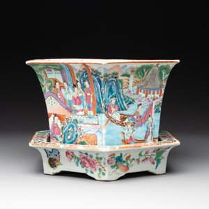 A Chinese Canton famille rose hexagonal jardinière and stand with narrative design, 19th C. — photo 4