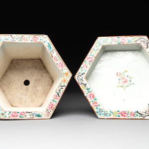 A Chinese Canton famille rose hexagonal jardinière and stand with narrative design, 19th C. — photo 5
