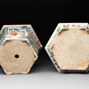 A Chinese Canton famille rose hexagonal jardinière and stand with narrative design, 19th C. — photo 6