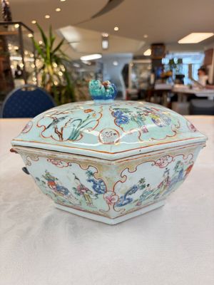 A Chinese Canton famille rose hexagonal tureen and cover, Qianlong — foto 1